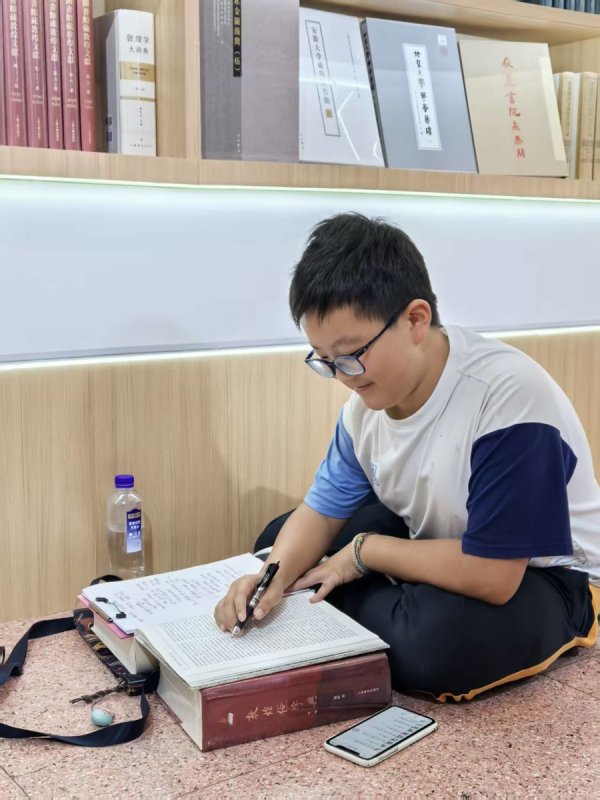 融亿操盘 上海书展动人一幕：12岁少年抄录《敦煌学大辞典》